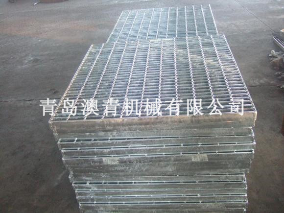 Heavy-duty steel grating