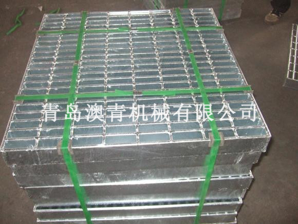 Heavy-duty steel grating
