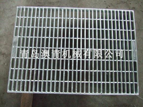 Heavy-duty steel grating