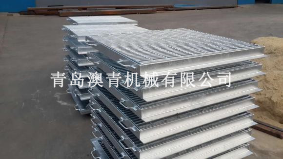 Heavy-duty steel grating