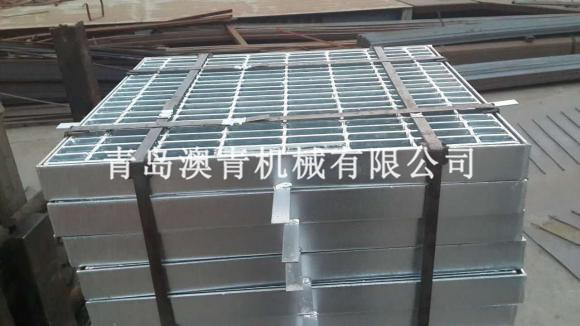 Heavy-duty steel grating