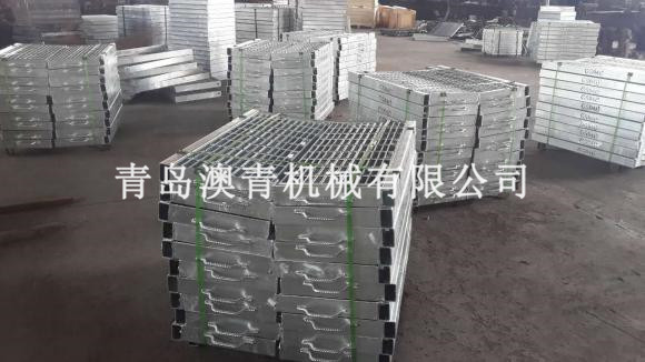 Heavy-duty steel grating