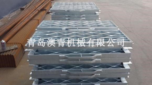 Heavy-duty steel grating