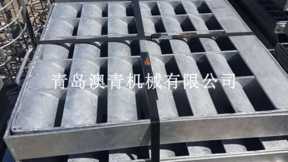Heavy-duty steel grating