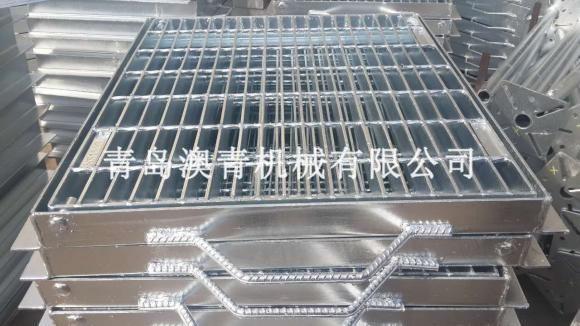 Heavy-duty steel grating