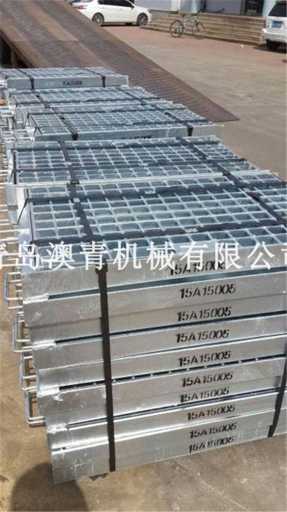 Heavy-duty steel grating