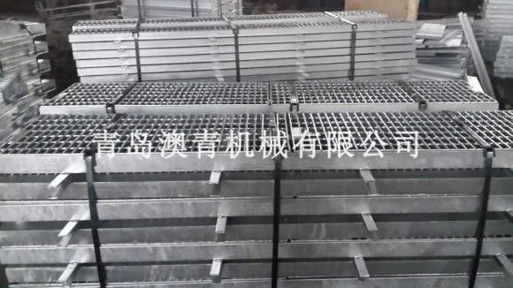 Heavy-duty steel grating