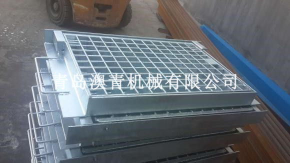 Heavy-duty steel grating