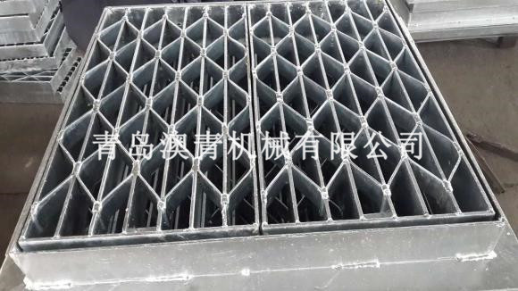 Heavy-duty steel grating