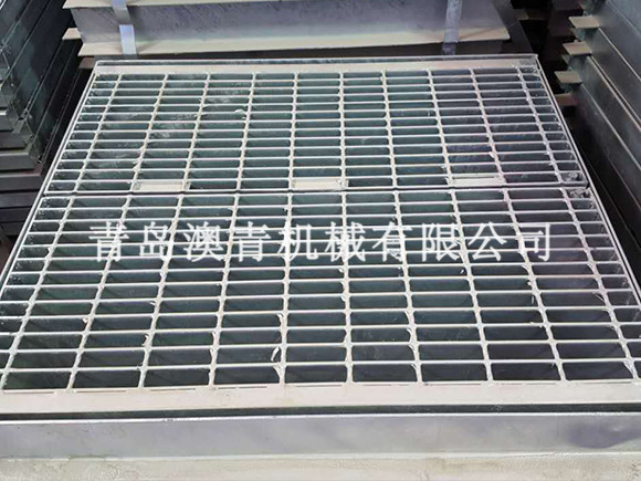 Heavy-duty steel grating