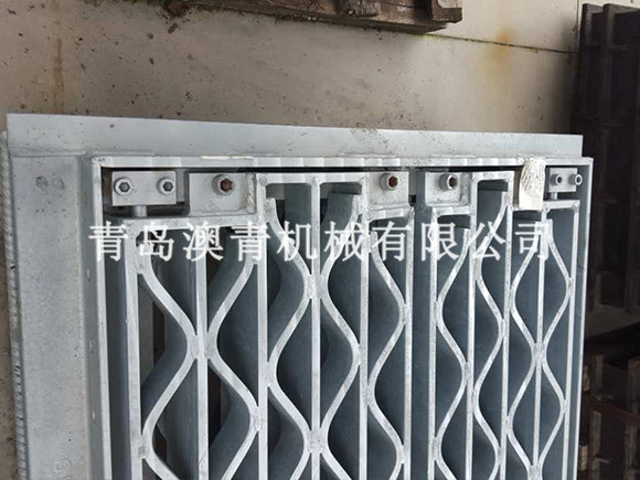 Heavy-duty steel grating