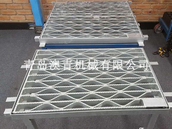 Heavy-duty steel grating